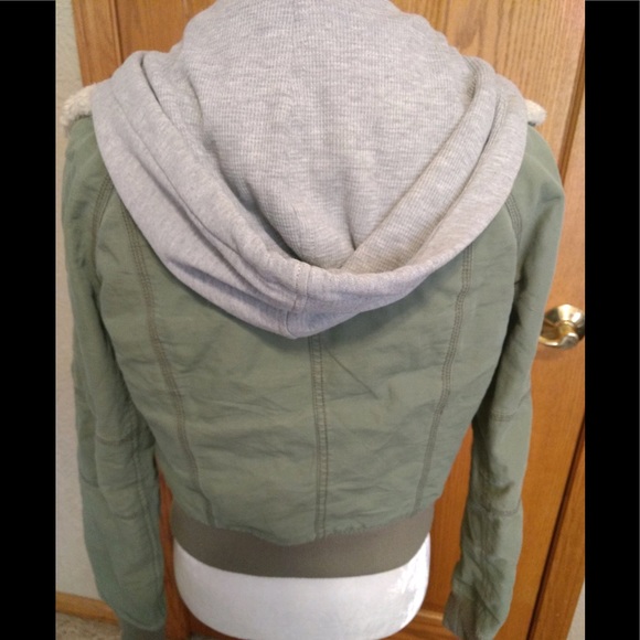 Jackets & Blazers - 🎀3/$25🎀 Olive jacket with hood, size XS